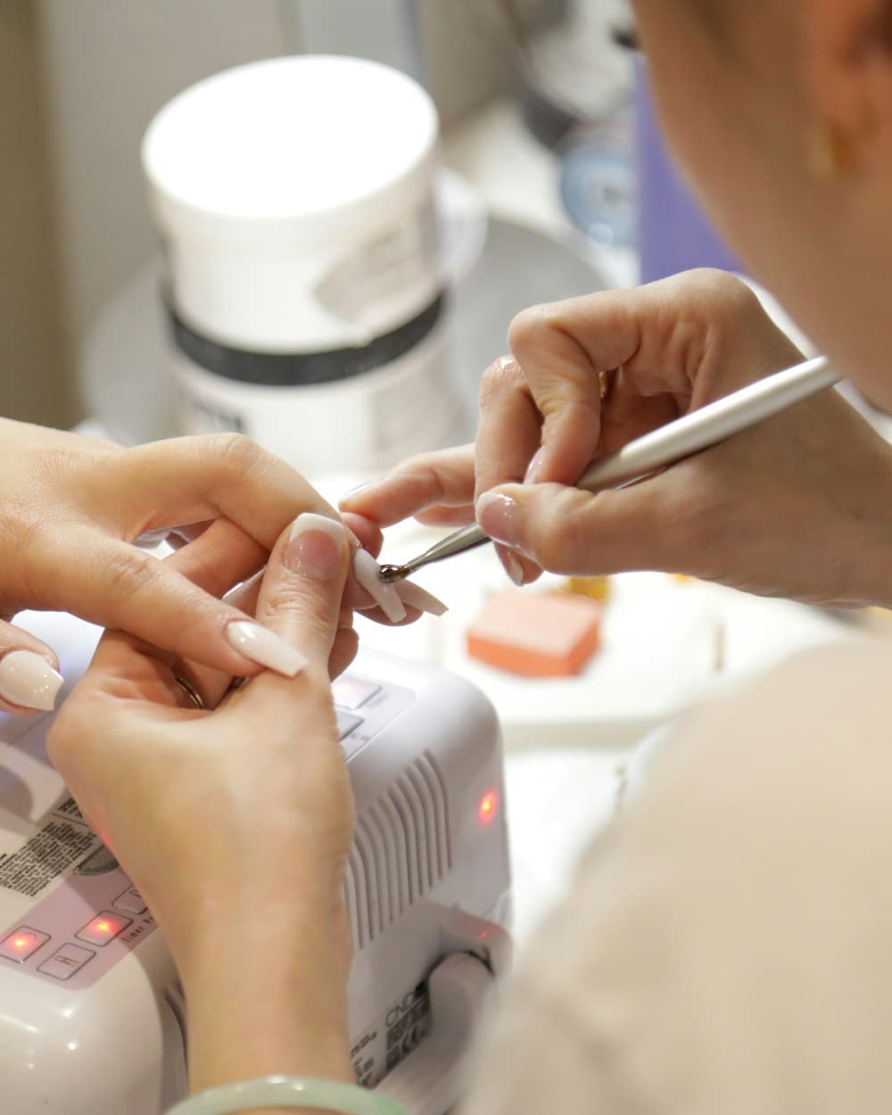 Pose d’ongles en gros plan